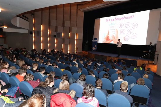 Novojičínští školáci byli prvními, které policisté v rámci projektu Tvoje cesta onlinem varovali před nebezpečím, které na ně číhá na sociálních sítích.
FOTO: PČR
