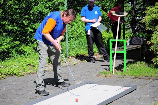 Na letošní rok připravila radnice ve spolupráci s dalšími organizacemi řadu akcí pro seniory. Ani letos nebude chybět tradiční dopoledne při hře minigolfu.
FOTO: DANA HOĎÁKOVÁ