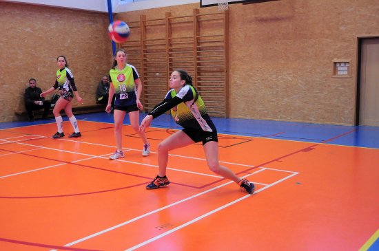 Kadetky kopřivnického volejbalového klubu na domácí palubovce nestačily na družstvo TJ Sokol Frýdek-Místek B, uhrály proti němu jen set.
FOTO: KRISTINA ČABLOVÁ