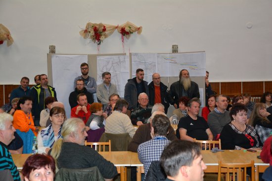 Na informační schůzku k zahájení odkanalizování Vlčovic a Mniší dorazilo do kulturního domu zhruba 230 tamních obyvatel. Takový zájem radnici překvapil.
FOTO: RADEK HARABIŠ