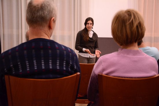 Environmentální aktivistka Lucie Smolková diskutuje s účastníky besedy, kterou na půdě Katolického domu uspořádala Živá Mandala.
FOTO: DAVID MACHÁČEK