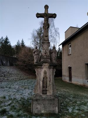 Bohatě zdobený pískovcový kříž ve Vlčovicích z roku 1858 se dočká zrestaurování.
FOTO: VENDULKA SOPÚCHOVÁ