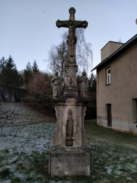 Bohatě zdobený pískovcový kříž ve Vlčovicích z roku 1858 se dočká zrestaurování.
FOTO: VENDULKA SOPÚCHOVÁ