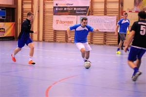 Jan Ollender (s míčem) se jednou brankou podílel na vysoké výhře Lokomotivy Gangsters nad FU Kopřivnice ve finále Ámos Cupu.
FOTO: KRISTINA ČABLOVÁ