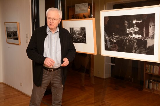 Před koncem své kopřivnické výstavy Přemysl Hněvkovský provedl zájemce zákulisím vzniku svých fotografií okupačních studentských stávek.
FOTO: DAVID MACHÁČEK