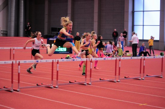 Alexandra Huňková (AK EZ Kopřivnice) si suverénně běží pro zlato v závodě na 60 m s překážkami mladších žákyň na mistrovství Moravy a Slezska v hale.
FOTO: KRISTINA ČABLOVÁ