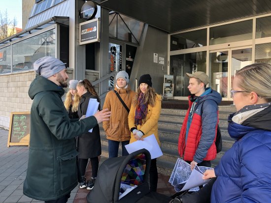 V sobotu začala skupinka dobrovolníků s mapováním venkovní reklamy v Kopřivnici. Nasbíraná data po analýze poslouží jako podklad pro vznik Manuálu dobré praxe reklamy.
FOTO: PETR ČANÍK