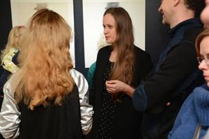 Výtvarnice Lenka Falušiová hovoří s návštěvníky vernisáže své výstavy Tichá přítomnost v kopřivnickém Lašském muzeu.
FOTO: DAVID MACHÁČEK