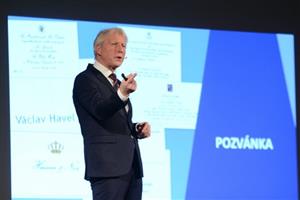 Někdejší hradní mluvčí a odborník na etiketu Ladislav Špaček návštěvníky svého programu v kulturním domě dvě hodiny nejen poučoval, ale i dobře bavil.
FOTO: DAVID MACHÁČEK