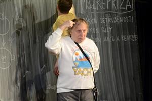 Cyril Drozda v roli svérázného profesora školil diváky kopřivnického představení Indián v ohrožení ze základů moderní fyziky.
FOTO: DAVID MACHÁČEK