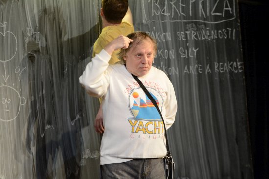 Cyril Drozda v roli svérázného profesora školil diváky kopřivnického představení Indián v ohrožení ze základů moderní fyziky.
FOTO: DAVID MACHÁČEK