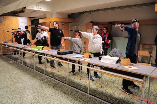 Zimní oblastní střeleckou ligu 2020, pořádanou kopřivnickým klubem, zakončilo na střelnici v suterénu městského úřadu finálové kolo.
FOTO: KRISTINA ČABLOVÁ