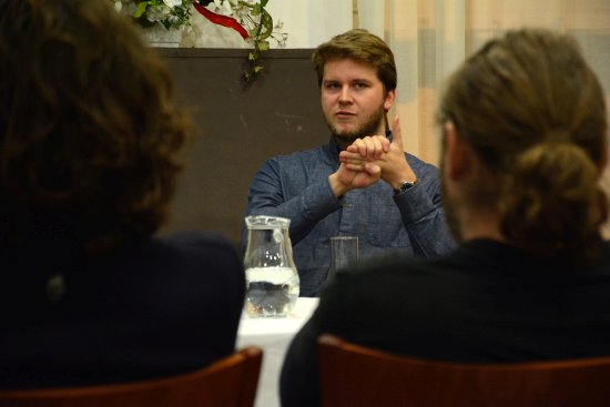 Místopředseda a mluvčí spolku Milion chvilek Benjamin Roll se zájemci z Kopřivnice diskutoval v malém sále zdejšího Katolického domu.
FOTO: DAVID MACHÁČEK