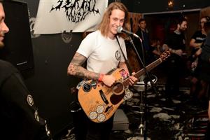 Kytarista a zpěvák Jiří Drtil bavil minulý pátek návštěvníky akustické koncertní akce Devil Hates Sekacz v baru Fejkovna.
FOTO: DAVID MACHÁČEK