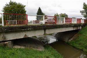 Oprava chátrajícího mostu na ulici Severní je největší investiční položkou v nově schválené rozpočtové změně. Zastupitelé na rekonstrukci vyčlenili 7 milionů korun.
FOTO: D. MACHÁČEK
