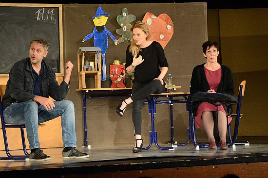 Igor Chmela, Linda Rybová a Kristýna Frejová v kopřivnickém představení komedie Úča musí pryč bavili vyprodaný velký sál KD.
FOTO: D. MACHÁČEK
