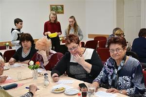 Letos podruhé připravili členové dětského zastupitelstva hru bingo. Tu si tentokrát zahrály seniorky na půdě svého kopřivnického klubu.
FOTO: DANA HOĎÁKOVÁ
