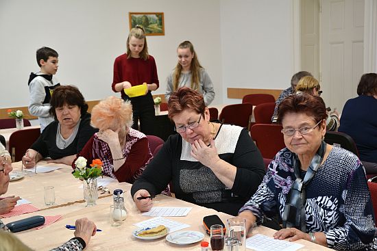 Letos podruhé připravili členové dětského zastupitelstva hru bingo. Tu si tentokrát zahrály seniorky na půdě svého kopřivnického klubu.
FOTO: DANA HOĎÁKOVÁ
