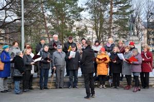 O úvod vzpomínkového setkání u pomníku TGM se tradičně postaralo Pěvecké sdružení Kopřivnice.
FOTO: DANA HOĎÁKOVÁ