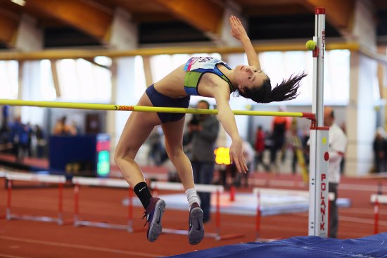 Adéla Tkáčová (AK EZ Kopřivnice) výborným výkonem 164 cm ve skoku vysokém zaostala jen 2 cm za svým osobním rekordem a získala republikový bronz.
FOTO: JIŘÍ KOTTAS