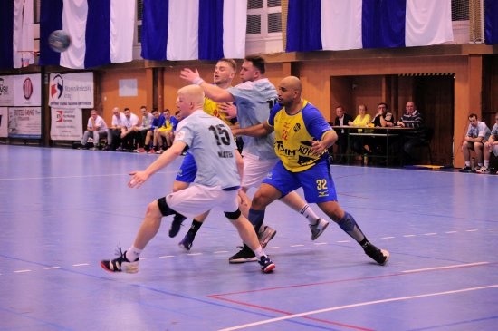 Edwin Brito Benítez (č. 32) bojuje s Markem Bukovským před hranickou bránou. Celkem se do ní oba trefili v zápase osmkrát.
FOTO: KRISTINA ČABLOVÁ