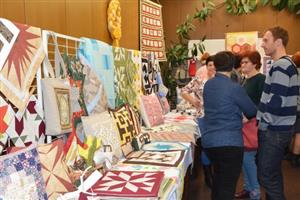 Den před zavřením kulturního domu proběhla v čítárně knihovny vernisáž výrobků vytvořených patchworkovou technikou.
FOTO: DANA HOĎÁKOVÁ