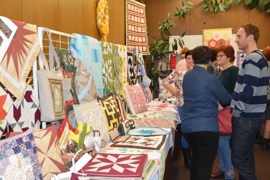 Den před zavřením kulturního domu proběhla v čítárně knihovny vernisáž výrobků vytvořených patchworkovou technikou.
FOTO: DANA HOĎÁKOVÁ