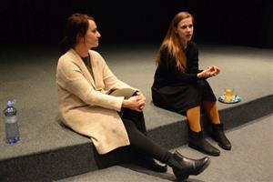 Herečka Tereza Těžká (vpravo), která si v dokumentu V síti zahrála 12letou oběť internetových sexuálních predátorů, besedovala s diváky dvou kopřivnických projekcí. 
FOTO: D. MACHÁČEK