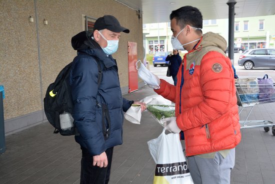 Anh Nguyen rozdával už dvakrát před Kauflandem roušky především seniorům, kterým spolu s nimi předával rady, jak je používat.
FOTO: DANA HOĎÁKOVÁ
