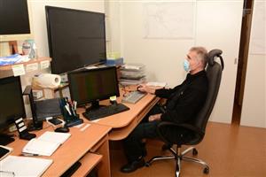 Městská policie aktuálně funguje v omezeném režimu. Důvodem je zachování provozuschopnosti. Činnost v ulicích provádí jedna hlídka, strážníci reagují na telefonická oznámení a město kontrolují pomocí kamerového systému.
FOTO: DAVID MACHÁČEK