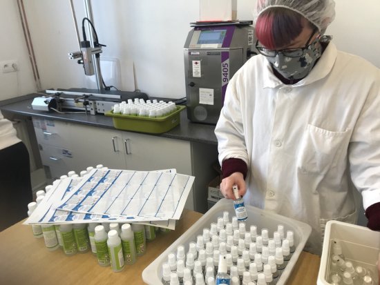 Rukama pracovníků příborské rodinné firmy prošlo za poslední měsíc  víc než padesát tun dezinfekce.
FOTO: AMOENÉ