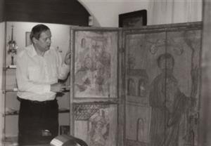 Tehdejší šéf Muzea Fojtství Jiří Tichánek na fotografii s gotickým deskovým oltářem. Ten byl před 25 lety zapůjčen do zdejšího muzea. 
FOTO: ZDENA HAVLOVÁ