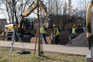Prvního dubna začaly výkopové práce na první etapě stavby nové kanalizace ve Vlčovicích. Jako první začaly práce na stoce A vedoucí kolem cyklostezky z Lubiny do Vlčovic.
FOTO: DAVID MACHÁČEK