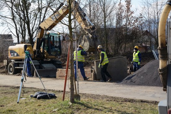 Prvního dubna začaly výkopové práce na první etapě stavby nové kanalizace ve Vlčovicích. Jako první začaly práce na stoce A vedoucí kolem cyklostezky z Lubiny do Vlčovic.
FOTO: DAVID MACHÁČEK