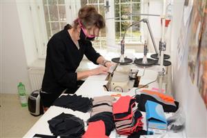 Místo autorské módy vznikají nyní v příborské dílně návrhářky Lady Vyvialové respirační roušky z unikátní textilie.
FOTO: DAVID MACHÁČEK