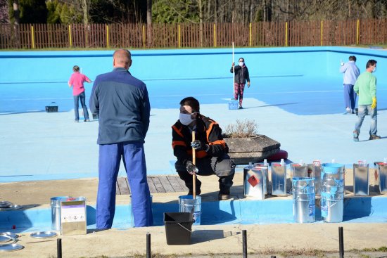 Natřením bazénových van začala v minulém týdnu příprava koupaliště na novou sezonu. Kdy otevře, zatím není jasné.
FOTO: D. MACHÁČEK