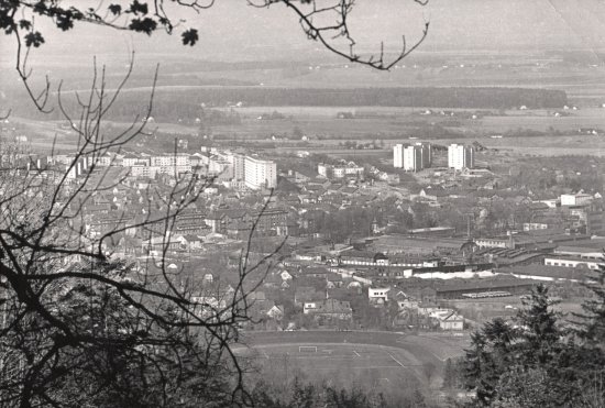 Pohled na Kopřivnici v roce 1968. V 60.–80. letech přišlo se stavebním rozmachem města také častější umisťování umění ve veřejné prostoru.
FOTO: PODNIKOVÝ ARCHIV TATRA
