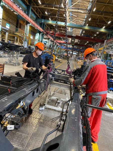 Automobilka Tatra na rozdíl od jiných podniků neomezila svou výrobu. Zaměstnanci ale musí dodržovat přísná opatření.
FOTO: TATRA TRUCKS