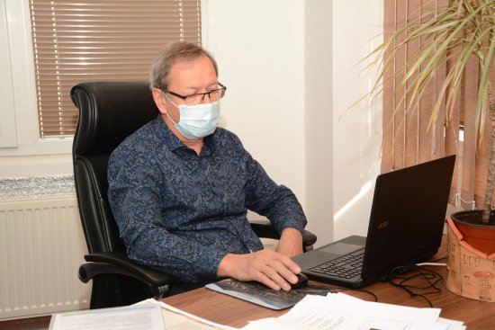 Starosta Miroslav Kopečný s kolegy z ostatních radnic a hejtmanem jedná prostřednictvím videokonference.
FOTO: D. MACHÁČEK