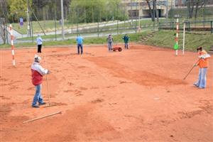 Pracovníci Správy sportovišť Kopřivnice v minulém týdnu připravovali na novou sezonu mimo jiné kurty v areálu volejbalu.
FOTO: DAVID MACHÁČEK