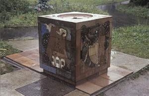 Objekt pítka krátce po instalaci. Na fotografii jsou vidět i ne zcela povedené doplňky v okolí­ - betonový nájezd a vodovodní šachta.
FOTO: ARCHIV LAŠSKÉHO MUZEA