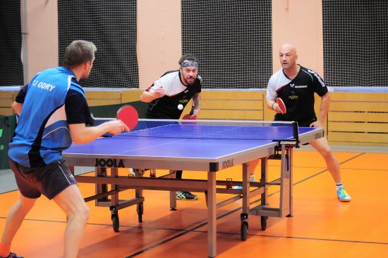 Takhle ještě těsně před uzavřením sportovišť bojovali Vilém Randis a Ladislav Merenda o udržení “A” družstva v divizi.
FOTO ARCHIV: KRISTINA ČABLOVÁ