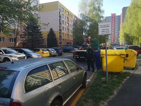 Městská policie se zaměřila na řidiče, jejichž špatně zaparkovaná vozidla  brání vývozu odpadů.
FOTO: DAVID MONSPORT
