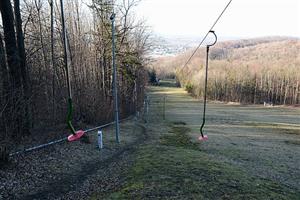Po většinu uplynulé zimy vypadal lyžařský areál na Červeném kameni podobně jako na tomto březnovém snímku. Sjezdovce se nedostávalo sněhu.
FOTO: DAVID MACHÁČEK
