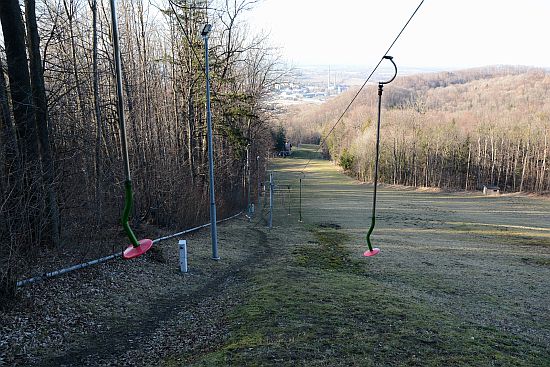 Po většinu uplynulé zimy vypadal lyžařský areál na Červeném kameni podobně jako na tomto březnovém snímku. Sjezdovce se nedostávalo sněhu.
FOTO: DAVID MACHÁČEK
