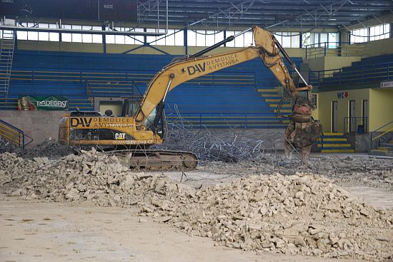 V roce 2015 proběhla kompletní rekonstrukce ledové plochy zdejšího stadionu za zhruba 29 milionů korun.
FOTO: DANA HOĎÁKOVÁ

