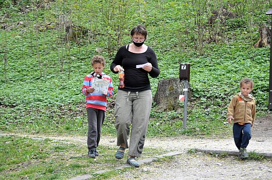 Hned první den, kdy byla v Národním sadu trať orientačního běhu postavena, si ji přišla vyzkoušet maminka se svými ratolestmi.
FOTO: KRISTINA ČABLOVÁ
