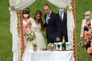 První svatba v Kopřivnici po uvolnění vládních opatření se uskutečnila minulou sobotu na Janíkově sedle pod Červeným kamenem.
FOTO: DAVID MACHÁČEK