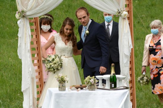 První svatba v Kopřivnici po uvolnění vládních opatření se uskutečnila minulou sobotu na Janíkově sedle pod Červeným kamenem.
FOTO: DAVID MACHÁČEK