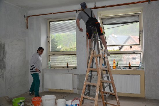 O Svátku práce se ve Vlčovicích pracovalo na zkulturnění nových prostor, které od města v březnu převzal spolek Vlčovjané.
FOTO: DANA HOĎÁKOVÁ